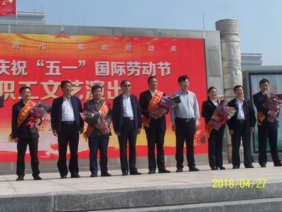 全國機械工業勞動模范朱洪臣（左三）.JPG