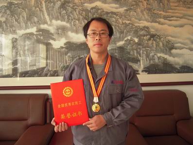 20171107山東宏康機床職工魏超榮獲“全國優秀農民工”榮譽稱號.jpg